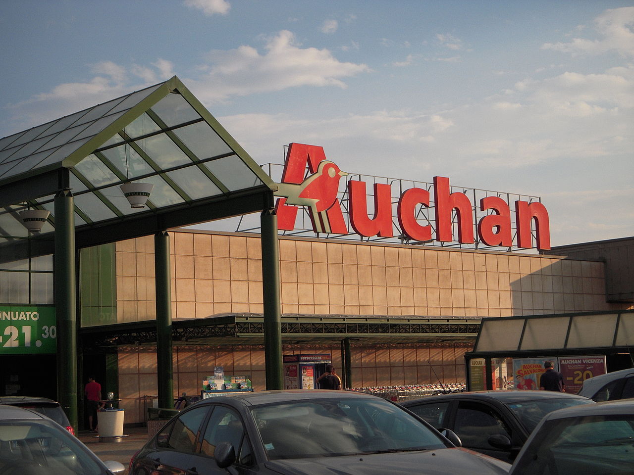 История супермаркета Auchan